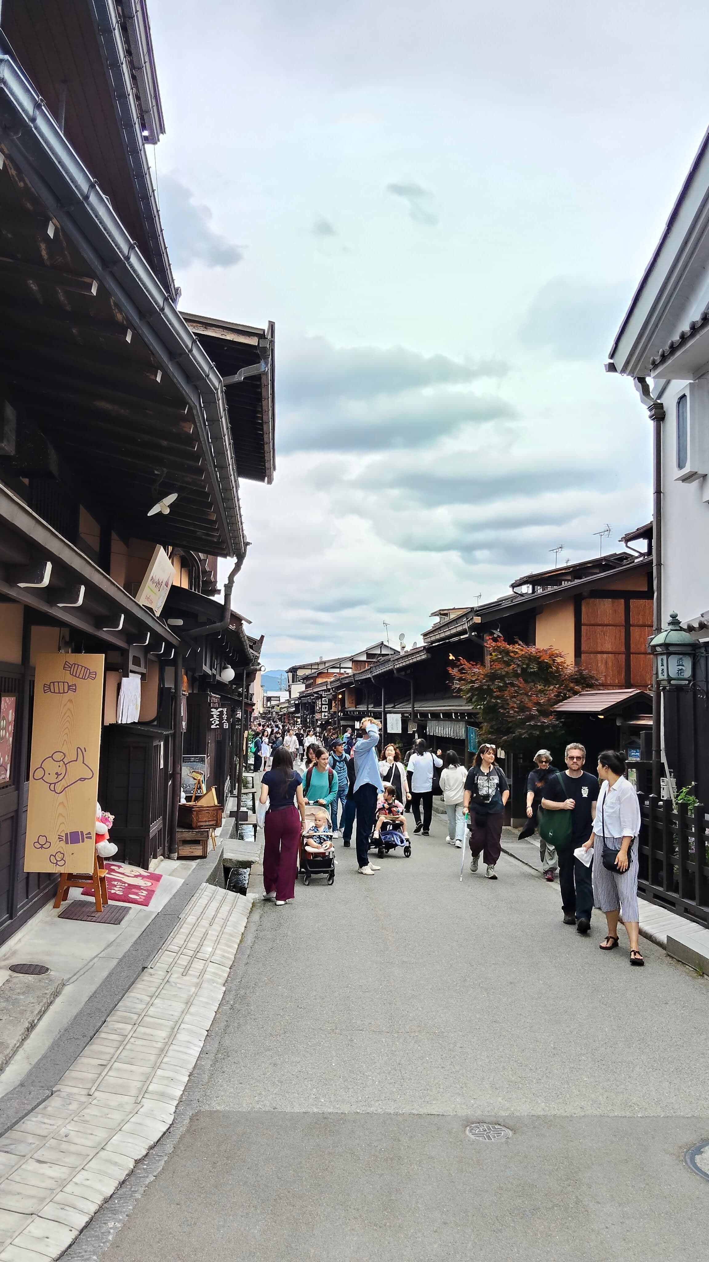 古い町並みとリスの森をめぐる飛騨高山|銀風亭の飛騨牛と光ミュージアム